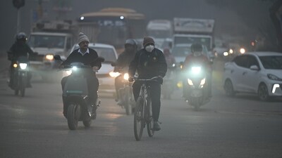 India Meteorological Department predicted dense fog to prevail in next few days as an orange alert was issued on Monday (Parveen Kumar/Hindustan Times) India Meteorological Department predicted dense fog to prevail in next few days as an orange alert was issued on Monday (Parveen Kumar/Hindustan Times)