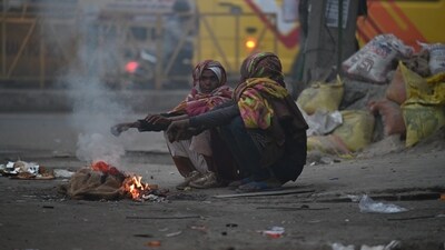 People in Delhi were seen sitting near fire amid severe cold and dense fog likely to prevail due to western disturbance that began on December 27. (Parveen Kumar/Hindustan Times) People in Delhi were seen sitting near fire amid severe cold and dense fog likely to prevail due to western disturbance that began on December 27. (Parveen Kumar/Hindustan Times)