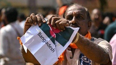 బంగ్లాదేశ్లో హిందువులపై జరుగుతున్న దాడులకు బెంగళూరులో నిరసన వ్యక్తం చేస్తున్న హిందు రాష్ట్ర సమన్వయ కమిటీ మద్దతుదారులు (AFP) బంగ్లాదేశ్లో హిందువులపై జరుగుతున్న దాడులకు బెంగళూరులో నిరసన వ్యక్తం చేస్తున్న హిందు రాష్ట్ర సమన్వయ కమిటీ మద్దతుదారులు (AFP)