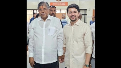 Kunal Tilak’s (R) candidature is politically significant. After Mukta Tilak’s death, the BJP denied him a ticket in the assembly bypoll and fielded Hemant Rasane, who went on to lose to then Congress leader Ravindra Dhangekar. (HT)