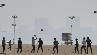 Mumbai, India – 29, Dec 2025: Heavy smog covers the high rise building, at South Mumbai in Mumbai, India, on Monday, Dec 29, 2025. (Photo by Bhushan Koyande/HT Photo) Mumbai, India – 29, Dec 2025: Heavy smog covers the high rise building, at South Mumbai in Mumbai, India, on Monday, Dec 29, 2025. (Photo by Bhushan Koyande/HT Photo)