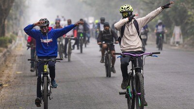 কুয়াশার জেরে সোমবার স্বাভাবিকের থেকে অনেকটাই কম ছিল পশ্চিমবঙ্গের বিভিন্ন জেলার সর্বোচ্চ তাপমাত্রা (দিনের তাপমাত্রা)। (ছবিটি প্রতীকী, সৌজন্যে পিটিআই)