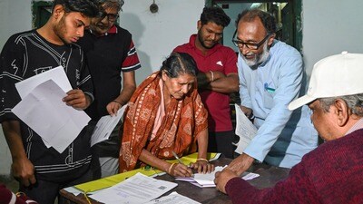 ভোটার তালিকায় বিশেষ নিবিড় সমীক্ষার (এসআইআর) শুনানি-পর্ব চলছে এখন। (ছবি সৌজন্যে পিটিআই) ভোটার তালিকায় বিশেষ নিবিড় সমীক্ষার (এসআইআর) শুনানি-পর্ব চলছে এখন। (ছবি সৌজন্যে পিটিআই)