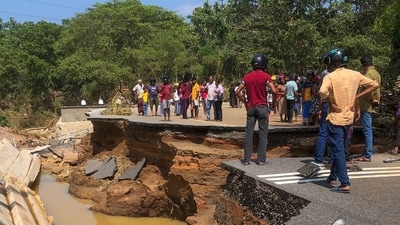 People gather around the Deduru Oya Bridge, which collapsed after floods in Kurunegala on November 30, 2025. Entire areas of Sri Lanka's capital were flooded on November 30 after a powerful cyclone triggered heavy rains and mudslides across the island, with authorities reporting nearly 200 dead and dozens more missing. (AFP) People gather around the Deduru Oya Bridge, which collapsed after floods in Kurunegala on November 30, 2025. Entire areas of Sri Lanka's capital were flooded on November 30 after a powerful cyclone triggered heavy rains and mudslides across the island, with authorities reporting nearly 200 dead and dozens more missing. (AFP)