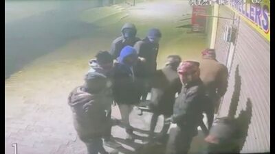 The robbers breaking into the jewellery shop in Jalandhar on Sunday night (HT Photo) The robbers breaking into the jewellery shop in Jalandhar on Sunday night (HT Photo)