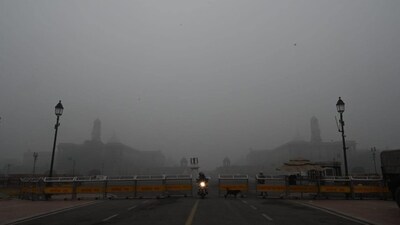 Visuals from Delhi Kartavya Path, near India Gate showed thick layer of fog surrounding the area with police barricades. (Arvind Yadav/ Hindustan Times) Visuals from Delhi Kartavya Path, near India Gate showed thick layer of fog surrounding the area with police barricades. (Arvind Yadav/ Hindustan Times)