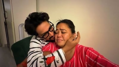 Haarsh Limbachiyaa consoles Bharti Singh as she breaks down into tears. Haarsh Limbachiyaa consoles Bharti Singh as she breaks down into tears.