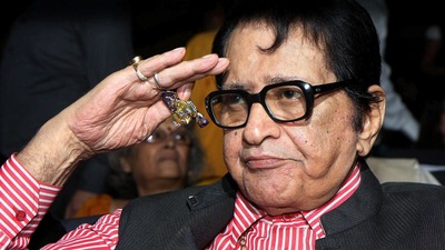 মনোজ কুমার: একসময়ের অন্যতম হ্যান্ডসাম অভিনেতা মনোজ কুমার সকলকে ছেড়ে চিরকালের জন্য না ফেরার দেশে চলে গিয়েছেন এই বছর। হিন্দি ফিল্ম ইন্ডাস্ট্রিকে একটা সময় একের পর এক হিট ছবি উপহার দিয়েছেন এই অভিনেতা। (PTI) মনোজ কুমার: একসময়ের অন্যতম হ্যান্ডসাম অভিনেতা মনোজ কুমার সকলকে ছেড়ে চিরকালের জন্য না ফেরার দেশে চলে গিয়েছেন এই বছর। হিন্দি ফিল্ম ইন্ডাস্ট্রিকে একটা সময় একের পর এক হিট ছবি উপহার দিয়েছেন এই অভিনেতা। (PTI)