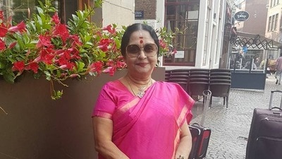 বি সারোজা দেবী: প্রথম নায়িকা সুপারস্টার হিসেবে গণ্য করা হয় এই কন্নড় অভিনেত্রীকে। একইসঙ্গে তামিল, তেলেগু এবং হিন্দি ছবিতে সমানভাবে অভিনয় করেছিলেন এই নায়িকা। খুব স্বাভাবিকভাবেই নায়িকার মৃত্যুতে বিনোদন জগতে ছড়িয়েছে শোকের ছায়া। (X) বি সারোজা দেবী: প্রথম নায়িকা সুপারস্টার হিসেবে গণ্য করা হয় এই কন্নড় অভিনেত্রীকে। একইসঙ্গে তামিল, তেলেগু এবং হিন্দি ছবিতে সমানভাবে অভিনয় করেছিলেন এই নায়িকা। খুব স্বাভাবিকভাবেই নায়িকার মৃত্যুতে বিনোদন জগতে ছড়িয়েছে শোকের ছায়া। (X)