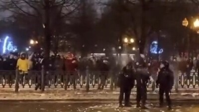 A viral video claiming to show New Yorkers pelting ICE agents with snowballs is actually footage from protests in Moscow in January 2021, as verified by Newsweek. (X@maddenifico) A viral video claiming to show New Yorkers pelting ICE agents with snowballs is actually footage from protests in Moscow in January 2021, as verified by Newsweek. (X@maddenifico)