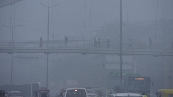 On Sunday, the AQI stood in the ‘very poor’ category and worsened towards the end of the day(Sakib Ali/Hindustan times)