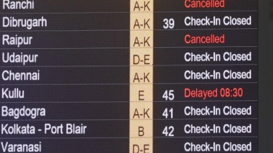 Due to low visibility, nearly 200 flights were delayed, while some were cancelled at Delhi's Indira Gandhi International airport on Monday(Vipin Kumar/Hindustan Times)
