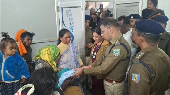 Police on Monday recovered the newborn boy stolen from the gynaecology ward of SNMMCH in Dhanbad within 24 hours (HT Photo)