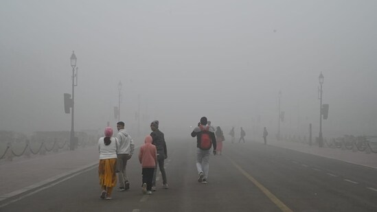 A view of thick layer of fog at near India Gate, Kartavya Path in New Delhi on Monday(Arvind Yadav/ Hindustan Times)