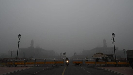 Visuals from Delhi Kartavya Path, near India Gate showed thick layer of fog surrounding the area with police barricades.(Arvind Yadav/ Hindustan Times)
