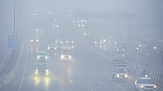 Dense fog covered Delhi on Monday morning (Sakib Ali/HT Photos)
