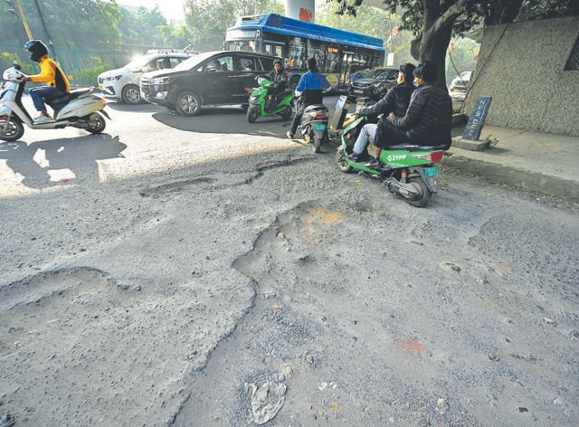 A stretch completely marred with potholes causing dust pollution in Patel Nagar. (Sanchit Khanna/HT Photo) A stretch completely marred with potholes causing dust pollution in Patel Nagar. (Sanchit Khanna/HT Photo)