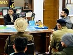 DC Himanshu Jain addressing the meeting of different departments to make arrangements to deter road mishaps caused by fog and low visibility in Ludhiana on Tuesday. (HT Photo) DC Himanshu Jain addressing the meeting of different departments to make arrangements to deter road mishaps caused by fog and low visibility in Ludhiana on Tuesday. (HT Photo)
