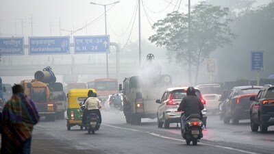The IMD also issued a fog alert in Delhi for the night of December 29 and the morning of December 30. (Sakib Ali /Hindustan Times)