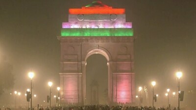 Gram it: India Gate, amid a thick layer of toxic smog, is shrouded in fog. The Air Quality Index (AQI) in Delhi, hovering at around 415, has been categorised under the severe category by the Central Pollution Control Board (CPCB). (Photo: ANI )