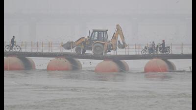 Commuters cross a pontoon bridge on a chilly and foggy day in Prayagraj on Tuesday (HT Photo) Commuters cross a pontoon bridge on a chilly and foggy day in Prayagraj on Tuesday (HT Photo)