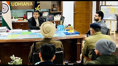 DC Himanshu Jain addressing the meeting of different departments to make arrangements to deter road mishaps caused by fog and low visibility in Ludhiana on Tuesday. (HT Photo) DC Himanshu Jain addressing the meeting of different departments to make arrangements to deter road mishaps caused by fog and low visibility in Ludhiana on Tuesday. (HT Photo)