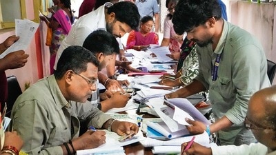 অবসরপ্রাপ্ত জওয়ানও হাজির SIR শুনানিতে অবসরপ্রাপ্ত জওয়ানও হাজির SIR শুনানিতে
