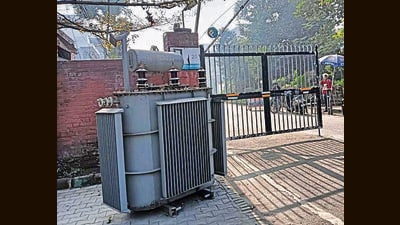 Equipment for installing the transformer lie idle at the colony’s entry gate amid persistent power-related problems, say residents. (Manish/HT) Equipment for installing the transformer lie idle at the colony’s entry gate amid persistent power-related problems, say residents. (Manish/HT)