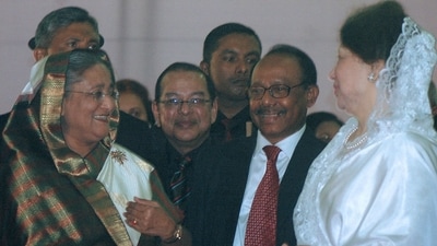 Former Bangladeshi Premiers Sheikh Hasina Wajed (L) and Khaleda Zia (R) speak as they attend a function in Dhaka on November 21, 2008. (File photo/AFP) Former Bangladeshi Premiers Sheikh Hasina Wajed (L) and Khaleda Zia (R) speak as they attend a function in Dhaka on November 21, 2008. (File photo/AFP)