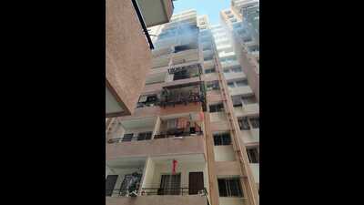 Fire officials believe that burning charcoal on the balcony sparked the fire, which then spread to nearby materials. The heat also impacted a gas cylinder cap on the balcony. (HT)