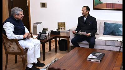 Kurukshetra MP Naveen Jindal meeting with railway minister Ashwini Vaishnaw in Delhi on Tuesday. (HT Photo)
