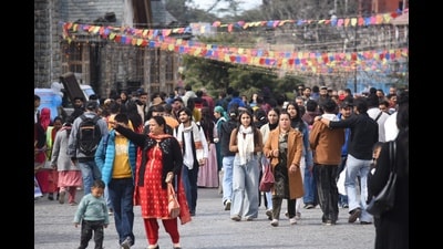 People strolling on The Ridge in Shimla on Tuesday. (Deepak Sansta/HT) People strolling on The Ridge in Shimla on Tuesday. (Deepak Sansta/HT)