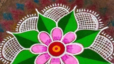 <p>చిన్న పువ్వు చుట్టూ ఆకులు వేస్తె సరిపోతుంది. చిన్నగా, అందంగా ఉంటుంది. ఈ ముగ్గు కూడా వాకిలికి మరింత అందాన్ని తీసుకువస్తుంది. సులువుగానే ఈ ముగ్గును కూడా పెట్టొచ్చు.</p> (pinterest)