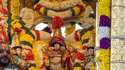 <p>భక్తుల రద్దీని దృష్టిలో ఉంచుకుని, టీటీడీ ప్రత్యేక దర్శనం, రద్దీ నిర్వహణ, భద్రతా ఏర్పాట్లను ఏర్పాటు చేసింది. దర్శన షెడ్యూల్ ప్రకారం.. మొదటి మూడు రోజులలో వైకుంఠ ద్వార దర్శనం ముందుగా జారీ చేసిన టోకెన్లను కలిగి ఉన్న భక్తులకు మాత్రమే అవకాశం ఉంటుంది.</p> <p>భక్తుల రద్దీని దృష్టిలో ఉంచుకుని, టీటీడీ ప్రత్యేక దర్శనం, రద్దీ నిర్వహణ, భద్రతా ఏర్పాట్లను ఏర్పాటు చేసింది. దర్శన షెడ్యూల్ ప్రకారం.. మొదటి మూడు రోజులలో వైకుంఠ ద్వార దర్శనం ముందుగా జారీ చేసిన టోకెన్లను కలిగి ఉన్న భక్తులకు మాత్రమే అవకాశం ఉంటుంది.</p>