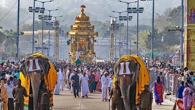 <p>మరోవైపు ఉత్తర ద్వార దర్శనం కోసం తిరుమలకు భారీగా భక్తులు తరలివస్తున్నారు. కొండపై భక్తుల రద్దీ నెలకొన్నది.</p> <p>మరోవైపు ఉత్తర ద్వార దర్శనం కోసం తిరుమలకు భారీగా భక్తులు తరలివస్తున్నారు. కొండపై భక్తుల రద్దీ నెలకొన్నది.</p>