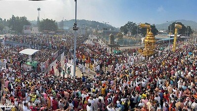 <p>తిరుమలలో వైకుంఠ ఏకాదశి పురస్కరించుకుని స్వర్ణ రథోత్సవం వైభవంగా జరిగింది. రథంపై శ్రీదేవి, భూదేవి సమేత మలయప్పస్వామి ఊరేగుతూ భక్తులకు అభయప్రదానం చేశారు.</p> <p>తిరుమలలో వైకుంఠ ఏకాదశి పురస్కరించుకుని స్వర్ణ రథోత్సవం వైభవంగా జరిగింది. రథంపై శ్రీదేవి, భూదేవి సమేత మలయప్పస్వామి ఊరేగుతూ భక్తులకు అభయప్రదానం చేశారు.</p>