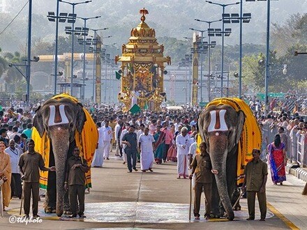 <p>మరోవైపు ఉత్తర ద్వార దర్శనం కోసం తిరుమలకు భారీగా భక్తులు తరలివస్తున్నారు. కొండపై భక్తుల రద్దీ నెలకొన్నది.</p>