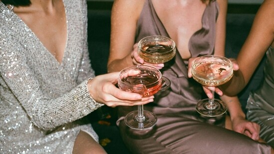 Try out these fun DIY cocktail recipe for new year's! (Unsplash)