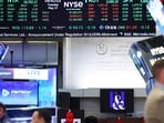 U.S. stock markets will close early at 1 p.m. ET on December 31 and banks will remain open on New Year's Eve U.S. stock markets will close early at 1 p.m. ET on December 31 and banks will remain open on New Year's Eve