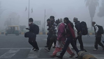 Commuters were seen wearing thick jackets amid intense cold in Delhi (Vipin Kumar/Hindustan Times) Commuters were seen wearing thick jackets amid intense cold in Delhi (Vipin Kumar/Hindustan Times)