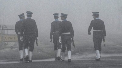 Delhi experienced severe cold and dense fog as the air quality remained at “very poor” (Vipin Kumar/Hindustan Times) Delhi experienced severe cold and dense fog as the air quality remained at “very poor” (Vipin Kumar/Hindustan Times)