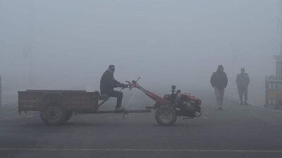 Fog covered road seen in the morning with low visibility and intense cold conditions. (Vipin Kumar/Hindustan Times) Fog covered road seen in the morning with low visibility and intense cold conditions. (Vipin Kumar/Hindustan Times)