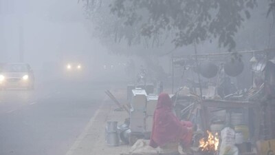 Visuals from national highway showed cars dissapear behind dense fog with headlights switched on (Sakib Ali/Hindustan Times) Visuals from national highway showed cars dissapear behind dense fog with headlights switched on (Sakib Ali/Hindustan Times)