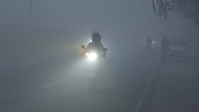 Delhi on Wednesday woke up to a foggy morning with low visibility seen across the city (Sakib Ali/Hindustan Times) Delhi on Wednesday woke up to a foggy morning with low visibility seen across the city (Sakib Ali/Hindustan Times)