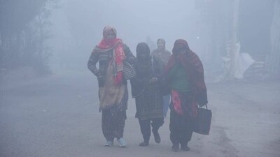 Several flights in Delhi were cancelled and delayed due to low visibility and dense fog. (Sakib Ali/Hindustan Times) Several flights in Delhi were cancelled and delayed due to low visibility and dense fog. (Sakib Ali/Hindustan Times)