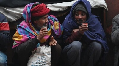 People in Delhi seen drinking tea, wearing layers of clothes amid severe cold in the city. (Vipin Kumar/Hindustan Times) People in Delhi seen drinking tea, wearing layers of clothes amid severe cold in the city. (Vipin Kumar/Hindustan Times)