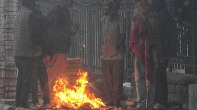People were seen gathered around fire to stay warm as temperatures dropped amid severe cold (Vipin Kumar/Hindustan Times) People were seen gathered around fire to stay warm as temperatures dropped amid severe cold (Vipin Kumar/Hindustan Times)