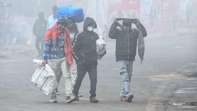 As per IMD, temperature in national capital dropped to 10 degrees celcius on Wednesday morning (Vipin Kumar/Hindustan Times) As per IMD, temperature in national capital dropped to 10 degrees celcius on Wednesday morning (Vipin Kumar/Hindustan Times)