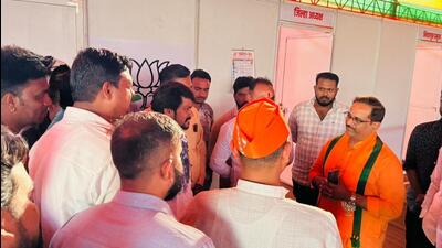 During the protest, vehicles of senior BJP leaders, including former Union Minister Dr Bhagwat Karad, were blocked, causing disruption in the area. (HT PHOTO) During the protest, vehicles of senior BJP leaders, including former Union Minister Dr Bhagwat Karad, were blocked, causing disruption in the area. (HT PHOTO)