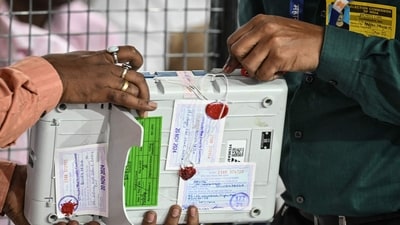 Election Commission of India (ECI) staff break the seal of an Electronic Voting Machine (EVM) as polling agents of various political parties look on before starting tabulation of votes at a counting centre for the Maharashtra state assembly elections in Mumbai on November 23, 2024. (Photo by Indranil Mukherjee / AFP) (AFP) Election Commission of India (ECI) staff break the seal of an Electronic Voting Machine (EVM) as polling agents of various political parties look on before starting tabulation of votes at a counting centre for the Maharashtra state assembly elections in Mumbai on November 23, 2024. (Photo by Indranil Mukherjee / AFP) (AFP)